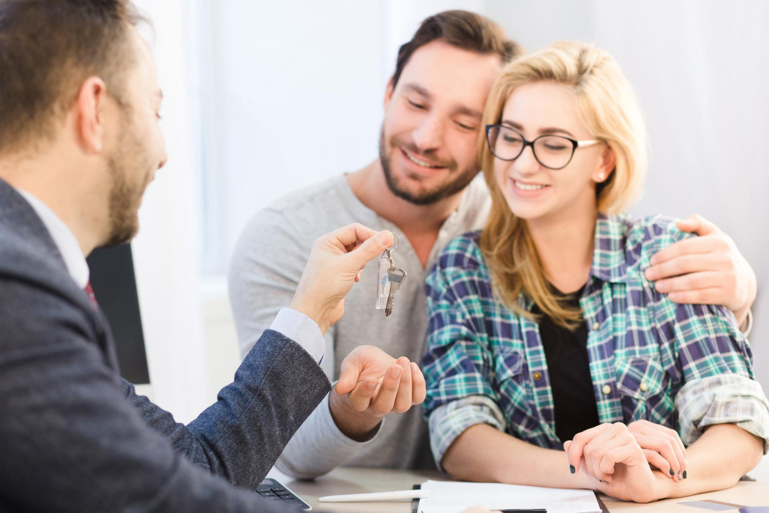 YOUNG COUPLE SIGNING A CERTIFICATE OF RESIDENCE IN ITALY